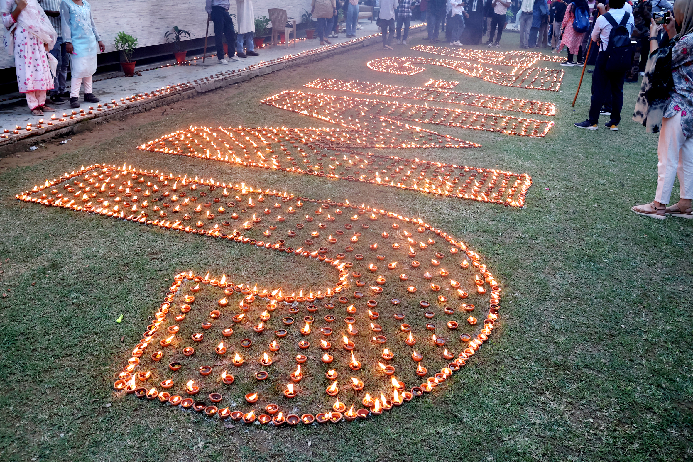 5000 Diyas Lighting The Way